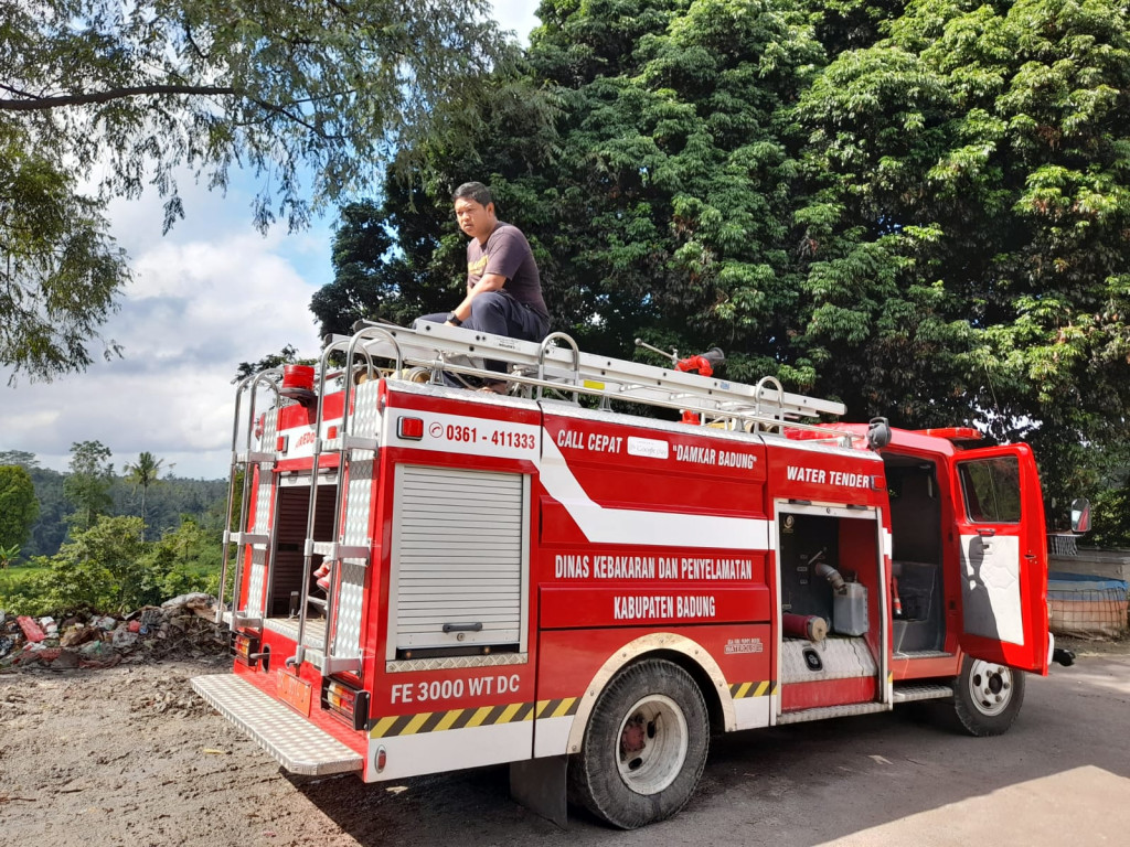 Penyemprotan dan Penimbunan TPST 3R